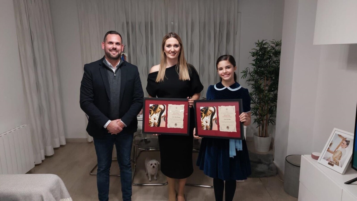 Laura Mengó y Paula Nieto, Falleras Mayores de Valencia 2023, clavariesas de los Granaderos del Cabanyal